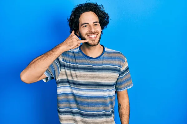 Hezký Hispánec Neformálním Oblečení Růžovém Pozadí Usmívá Gestikuluje Rukama Prsty — Stock fotografie