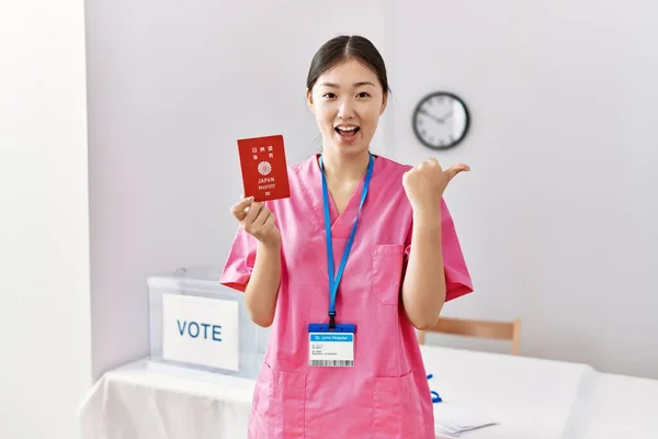 Молодая Азиатская Медсестра Выборах Парламент Держит Японский Паспорт Указывая Пальцем — стоковое фото