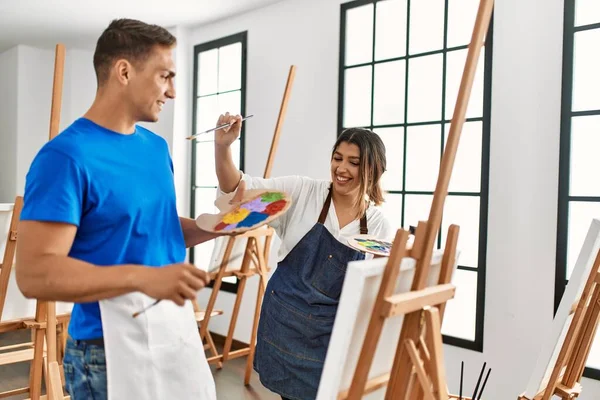 Due Studenti Sorridenti Felici Giocando Con Pittura Pennello Altro Scuola — Foto Stock