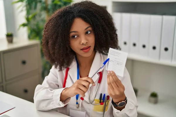 Jeune Femme Afro Américaine Portant Uniforme Médecin Tenant Fiche Vaccination — Photo