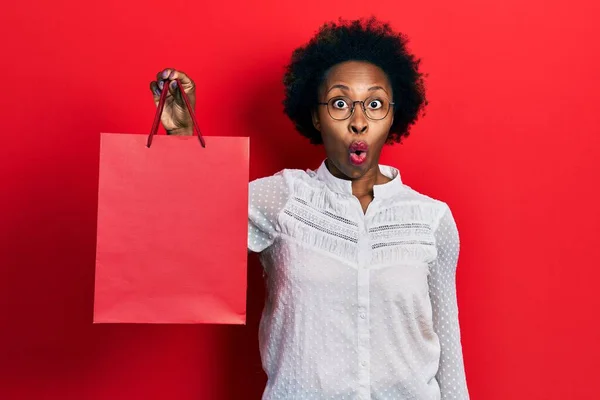 Jovem Afro Americana Segurando Sacos Compras Assustada Espantada Com Boca — Fotografia de Stock