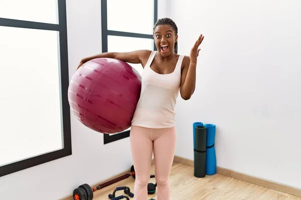 Ung Afrikansk Amerikansk Kvinna Med Flätor Som Håller Pilatesboll Yogarummet — Stockfoto