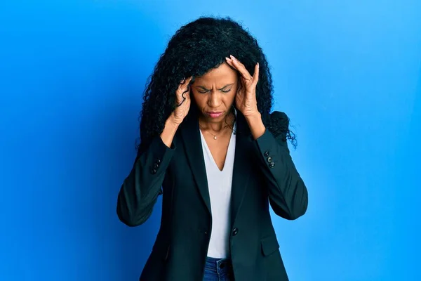 Medelålders Afrikansk Amerikansk Kvinna Bär Affärskläder Med Hand Huvudet För — Stockfoto