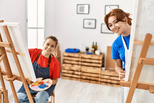 Due Donne Artista Studente Sorridente Pittura Felice Scuola Arte — Foto Stock