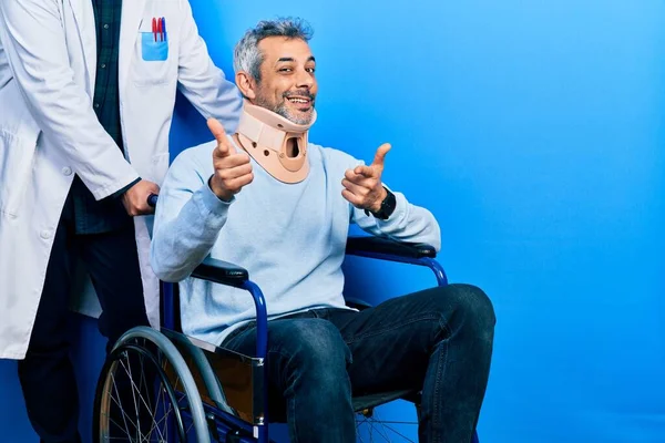 Tekerlekli Sandalyede Gri Saçlı Rahim Boynu Tasmalı Mutlu Komik Yüzlü — Stok fotoğraf