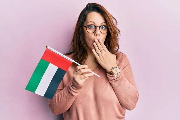 Jonge Blanke Vrouw Met Verenigde Arabieren Straalt Vlag Uit Die — Stockfoto