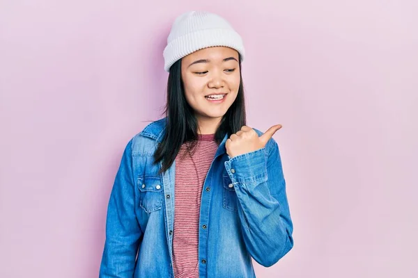 Junges Chinesisches Mädchen Mit Süßer Wollmütze Lächelt Mit Glücklichem Gesicht — Stockfoto