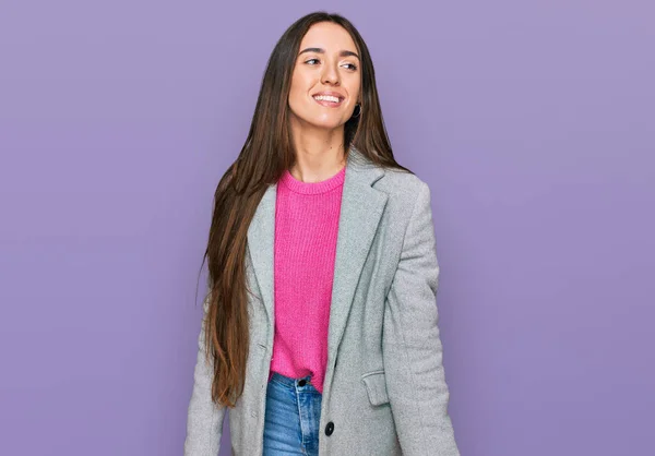 Jong Latijns Amerikaans Meisje Zakelijke Kleren Kijkend Met Een Glimlach — Stockfoto
