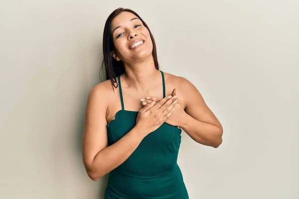Mujer Latina Joven Vistiendo Ropa Casual Sonriendo Con Las Manos — Foto de Stock