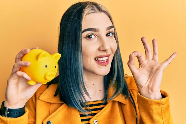 Mladá Moderní Dívka Drží Žluté Prasátko Banka Dělá Znamení Prsty — Stock fotografie