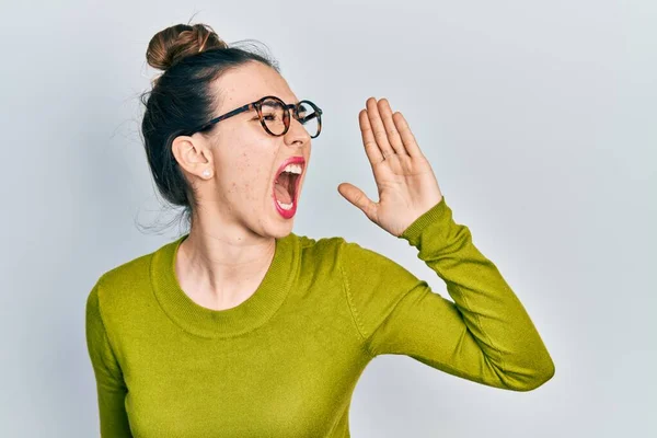 Ung Latinamerikansk Flicka Klädd Vardagskläder Och Glasögon Skrikande Och Skrikande — Stockfoto