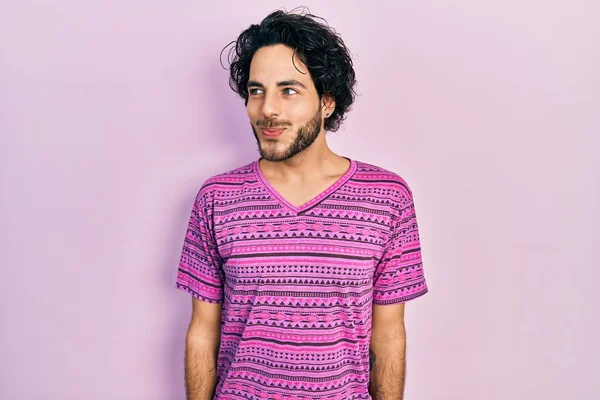 Hezký Hispánský Muž Neformální Růžové Tričko Úsměvem Dívá Stranou Dívá — Stock fotografie