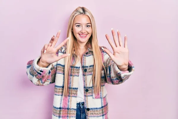 Menina Loira Jovem Vestindo Roupas Casuais Mostrando Apontando Para Cima — Fotografia de Stock