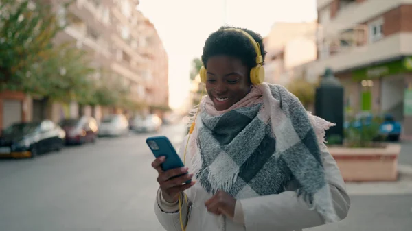 Mladý Africký Americký Žena Poslech Hudby Pomocí Smartphone Ulici — Stock fotografie