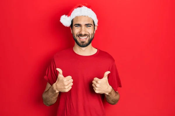 Ung Latinamerikansk Man Bär Jul Hatt Framgång Tecken Gör Positiv — Stockfoto