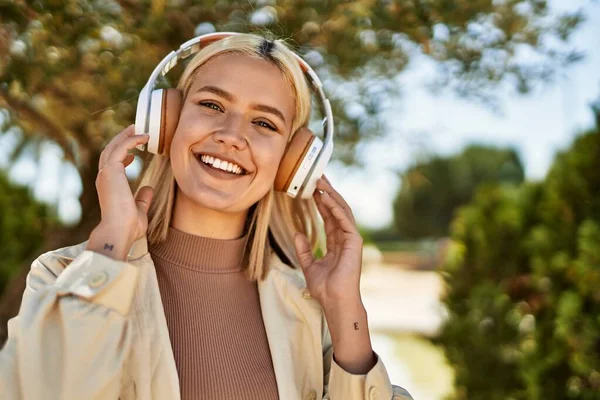 Jovem Loira Sorrindo Feliz Usando Fones Ouvido Cidade — Fotografia de Stock