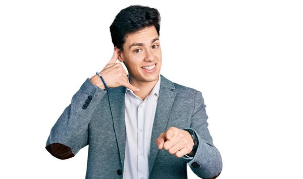 Jonge Spaanse Man Met Zakelijke Kleren Lachend Pratend Het Telefoongebaar — Stockfoto