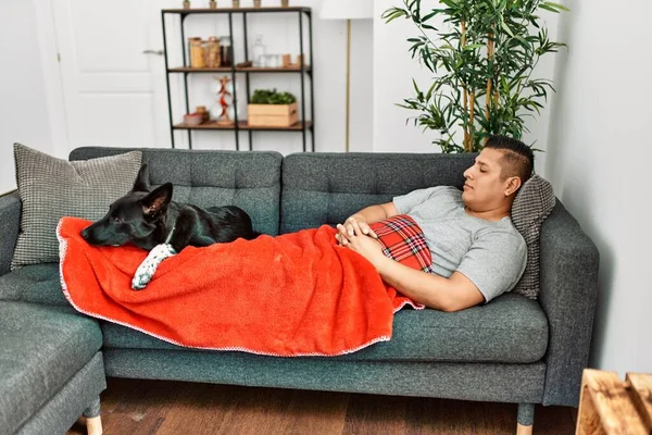 Jovem Hispânico Dormindo Cobertura Com Cobertor Deitado Sofá Com Cão — Fotografia de Stock