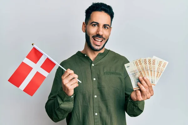 Młody Hiszpan Flagą Denmark Banknotami Korony Świętującymi Szaleństwo Zdumiony Sukcesem — Zdjęcie stockowe