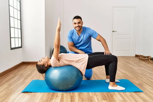 Latin Man Och Kvinna Bär Sjukgymnast Uniform Med Rehab Session — Stockfoto