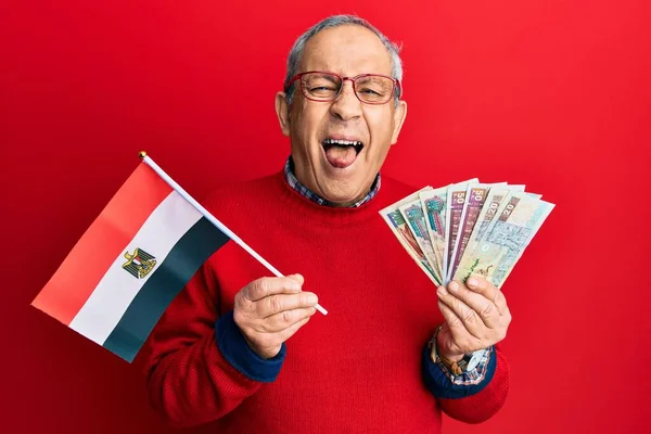 Hombre Mayor Guapo Con Pelo Gris Sosteniendo Bandera Egipto Billetes —  Fotos de Stock