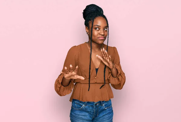 Ung Afrikansk Amerikansk Kvinna Bär Tillfälliga Kläder Äcklad Uttryck Missnöjd — Stockfoto