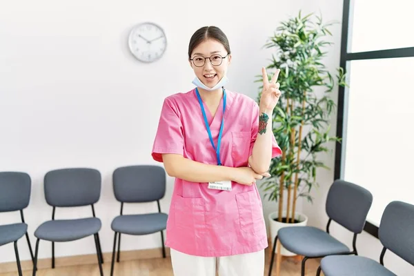 Joven Enfermera Asiática Sala Espera Médica Sonriendo Con Cara Feliz —  Fotos de Stock