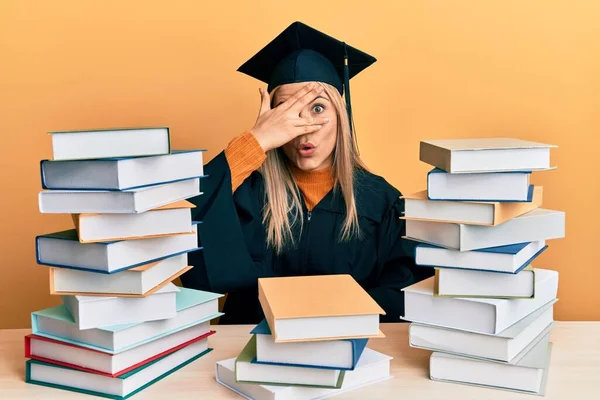 Jonge Blanke Vrouw Draagt Afstudeerceremonie Badjas Zittend Tafel Gluren Shock — Stockfoto