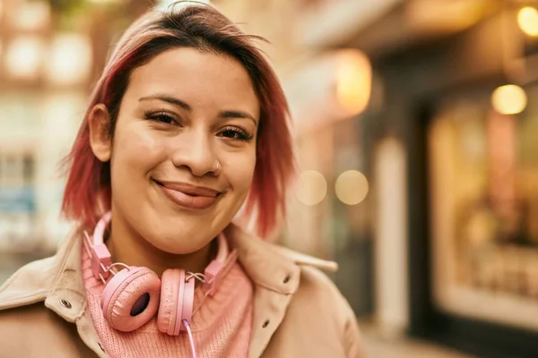 Junges Hispanisches Mädchen Lächelt Glücklich Mit Kopfhörern Die Stadt — Stockfoto