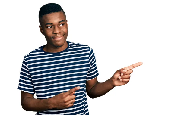 Genç Afro Amerikalı Adam Parmaklarını Yan Tarafa Uzatıp Gülümsüyor Yan — Stok fotoğraf