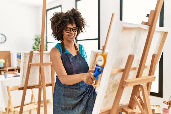 Genç Afro Amerikan Kadın Gülümsüyor Resim Stüdyosunda Paten Kullanarak Kendine — Stok fotoğraf