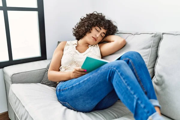 Joven Mujer Oriente Medio Durmiendo Con Libro Las Manos Casa — Foto de Stock