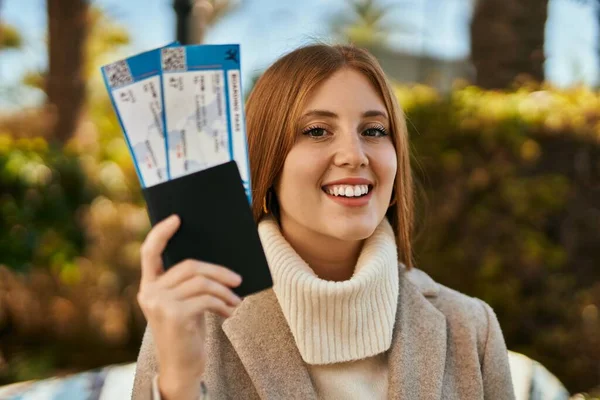 Joven Pelirroja Sonriendo Feliz Sosteniendo Pasaporte Tarjeta Embarque Ciudad — Foto de Stock