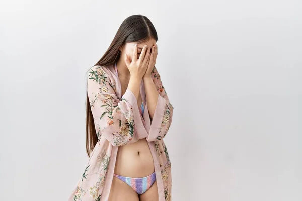 Fiatal Ázsiai Bikiniben Virágos Kimonóval Szomorú Arckifejezéssel Kezekkel Miközben Sír — Stock Fotó