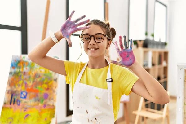 Αξιολάτρευτο Κορίτσι Χαμογελά Αυτοπεποίθηση Δείχνει Ζωγραφισμένα Χέρια Παλάμη Στο Στούντιο — Φωτογραφία Αρχείου