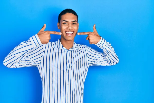 Jovem Afro Americano Vestindo Roupas Casuais Sorrindo Alegre Mostrando Apontando — Fotografia de Stock