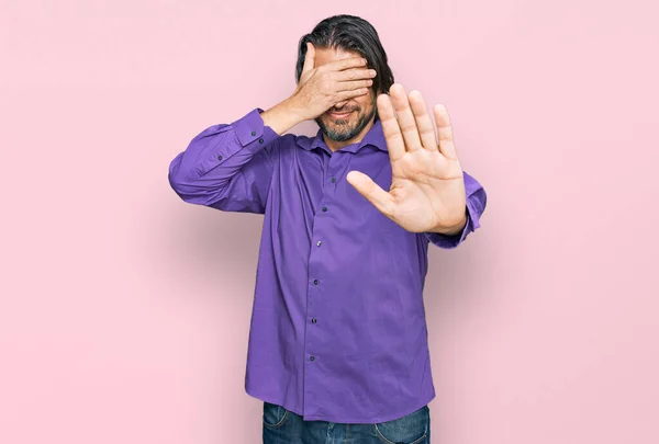 Medelålders Stilig Man Bär Business Shirt Täcker Ögon Med Händer — Stockfoto