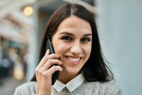 Genç Spanyol Kadın Gülümsüyor Şehirdeki Akıllı Telefondan Konuşuyor — Stok fotoğraf