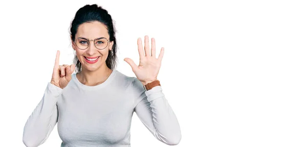 Genç Spanyol Kadın Gündelik Giysiler Giyiyor Altıncı Parmaklarını Gösterip Işaret — Stok fotoğraf
