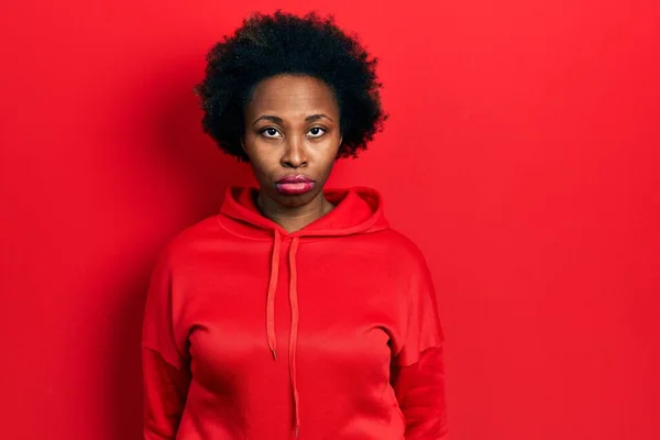 Genç Afro Amerikalı Kadın Günlük Sweatshirt Giyiyor Depresyonda Endişe Içinde — Stok fotoğraf