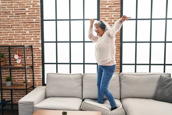 Mujer Mediana Edad Escuchando Música Bailando Pie Sofá Casa —  Fotos de Stock