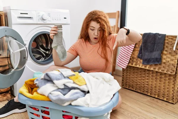 Giovane Donna Rossa Che Mette Bucato Sporco Lavatrice Puntando Verso — Foto Stock