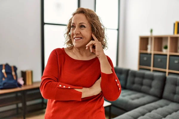 Edad Media Mujer Caucásica Sonriendo Feliz Pie Casa —  Fotos de Stock