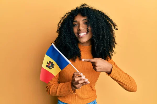 Mujer Afroamericana Con Cabello Afro Sosteniendo Bandera Moldavia Sonriendo Feliz —  Fotos de Stock
