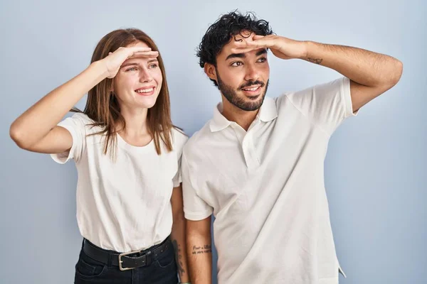 Unga Par Bär Avslappnade Kläder Står Tillsammans Mycket Glad Och — Stockfoto