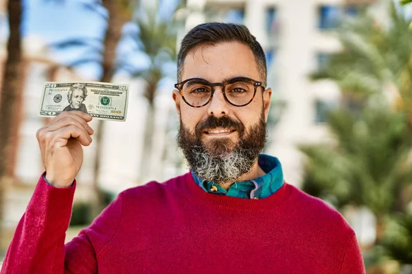 Νεαρός Ισπανός Εκτελεστής Χαμογελάει Χαρούμενος Κρατώντας Χαρτονόμισμα Των Δολαρίων Στην — Φωτογραφία Αρχείου