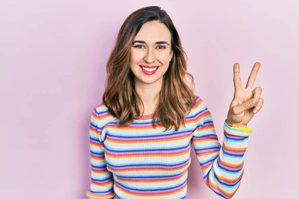 Mladá Hispánská Dívka Sobě Ležérní Oblečení Ukazuje Ukazuje Prsty Číslo — Stock fotografie