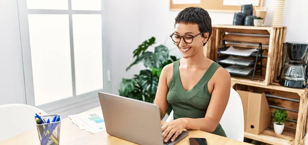 Ofiste Çalışırken Laptopunu Kullandığından Emin Bir Şekilde Gülümseyen Genç Spanyol — Stok fotoğraf