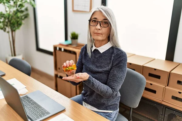 Trabajadora Negocios Mediana Edad Cabello Gris Que Toma Píldoras Trabajando —  Fotos de Stock