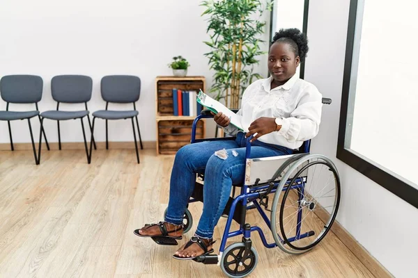 Ung Svart Kvinna Sitter Rullstol Väntrummet Avslappnad Med Allvarliga Ansiktsuttryck — Stockfoto